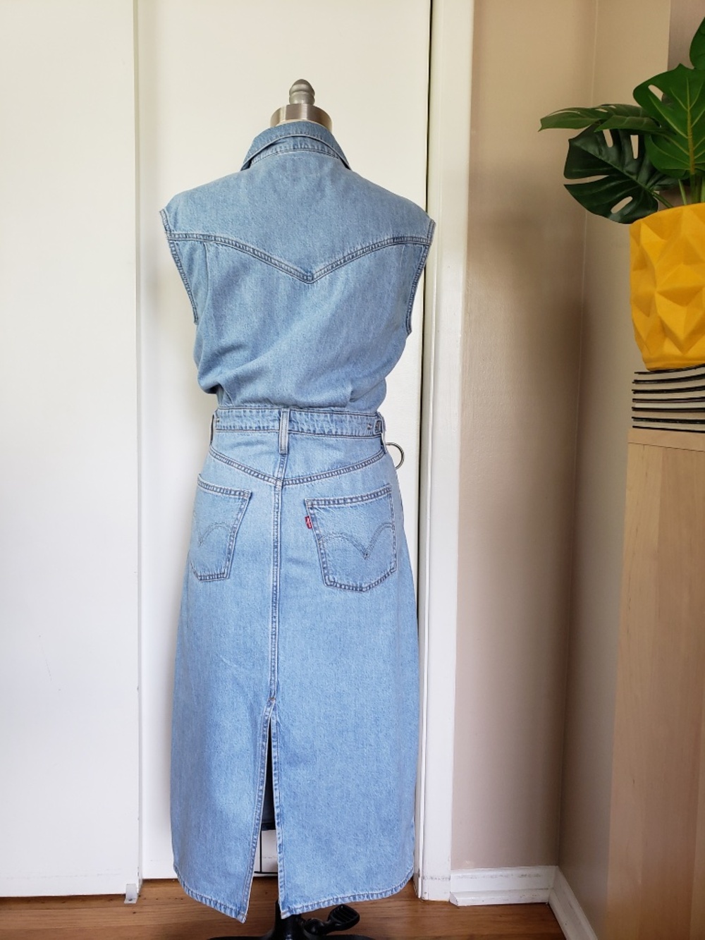 The Perfect Levi's Denim Dress Size Small NEW! - Picture 5 of 11
